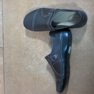 Like New 8.5 W Clarks brown loafers